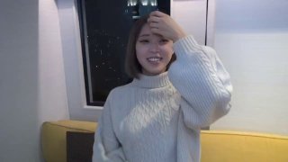 挑清秀妹子換上黑絲襪讓人看了更想上